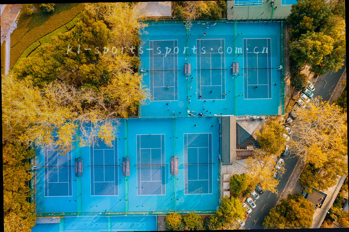球员跑动轨迹热力图，冷色底配暖色线条，画面中没有球衣号码与可识别面孔